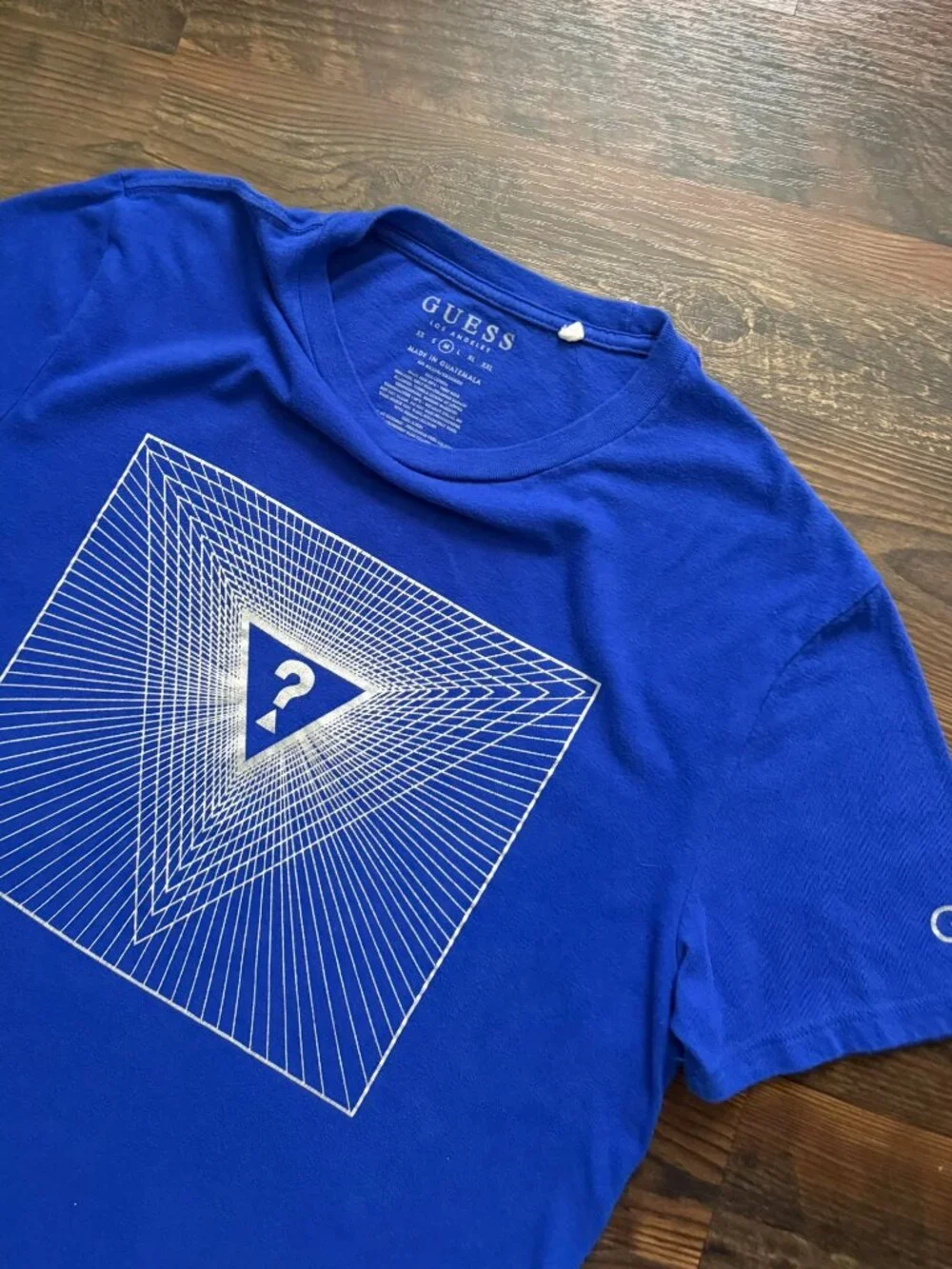 Guess Optical Illusion Geometric Graphic T-Shirt - Picture 4 of 7